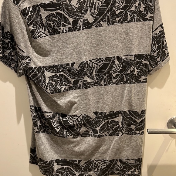 Old Navy Leaf V-Neck - Picture 2 of 3